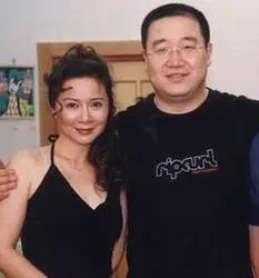 截止2021年8月30日,蔡明的丈夫是丁秋星.