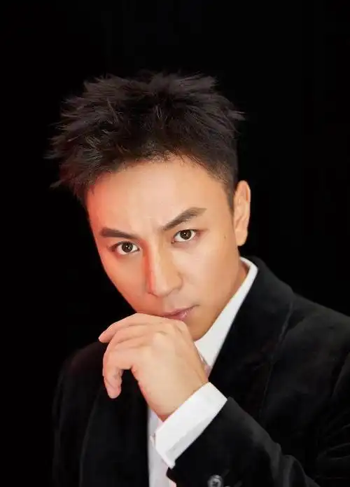 释小龙的背景有多强大?与洪金宝平起平坐,连向华强都不敢惹他