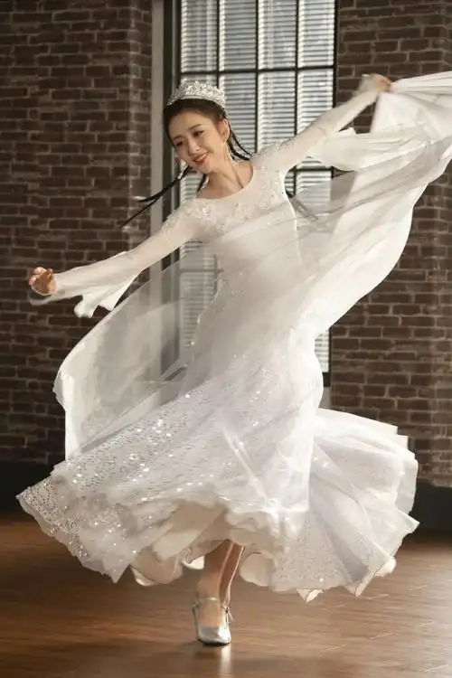 5月22日,佟丽娅工作室在微博上晒出了一组佟丽娅跳舞的照片.