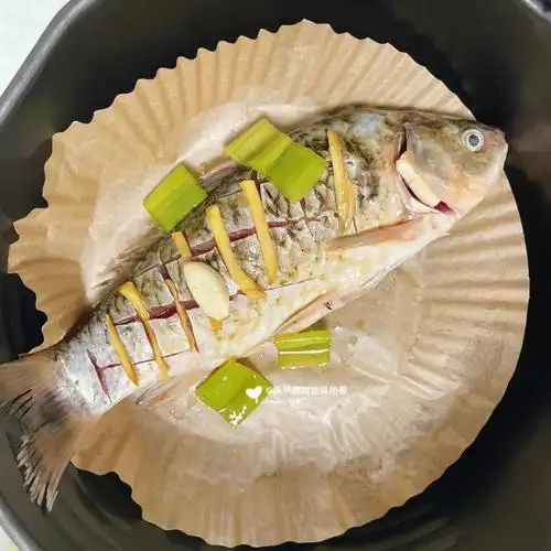 盐36615白胡椒粉,烧烤料,白芝麻制作过程:16615首先把鲫鱼