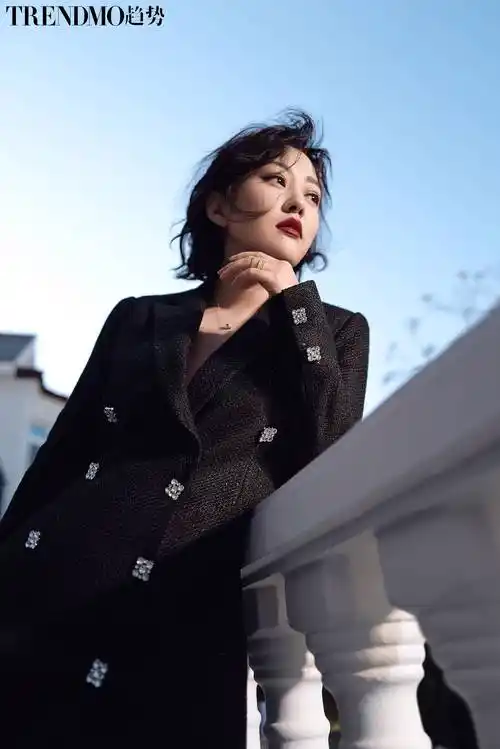 郝蕾身着stjohn黑色亮片西装裙