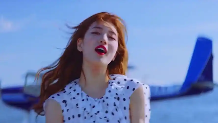 高颜值女神来袭,裴秀智海边写真,每一帧都超甜美