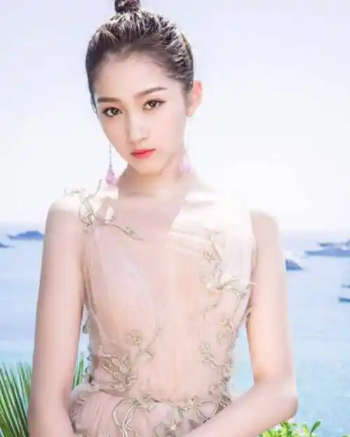 原创有一种偏心叫关晓彤父母妹妹是一线明星姐姐却在老家卖面