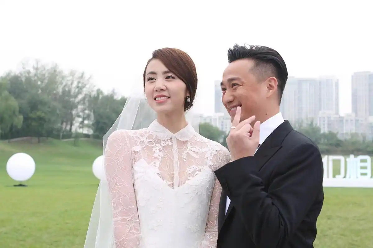 黄磊和孙莉恋爱的第3年,黄磊成为学校的正式老师,参与演戏并发表自己