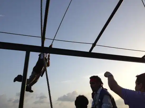 captain hook barco pirata pirate ship: swinging from a rope!