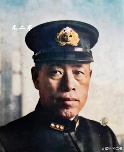照片拍摄于1942年,日本海军上将山本五十六,此时他担任的职位是日本