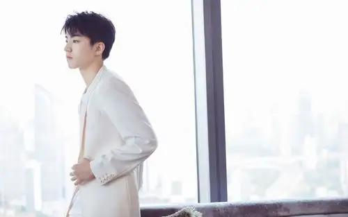 王俊凯帅气儒雅写真桌面壁纸