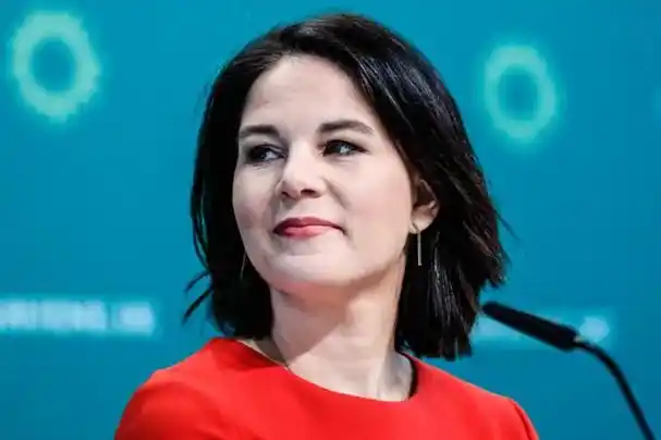 80后的德国女外长贝尔伯克,蹦床运动员,德国首位女性外长.  - 抖音