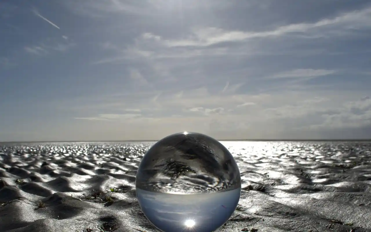 唯美透明的水晶球图片桌面壁纸