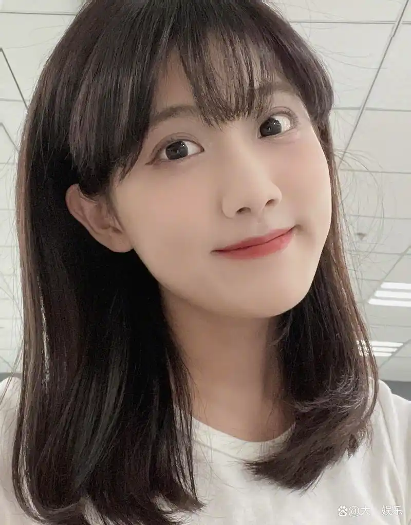 清纯系小美女李艺彤,年轻漂亮的小美女就是招人喜欢呀!