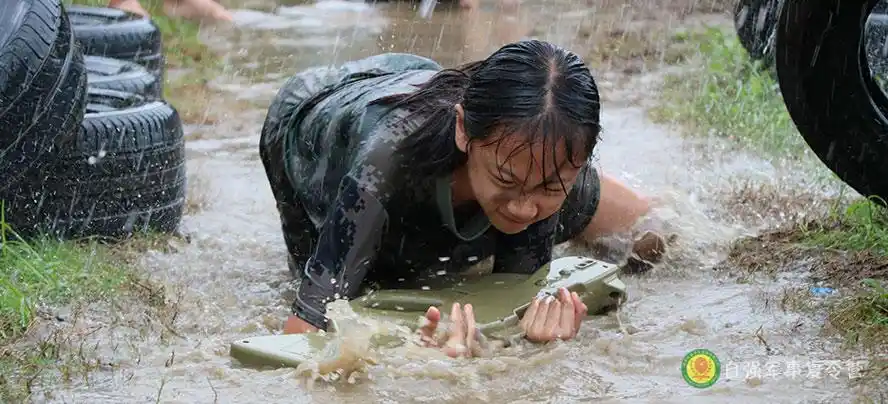 泥潭很脏,但仍能笑着前进,你们很棒!