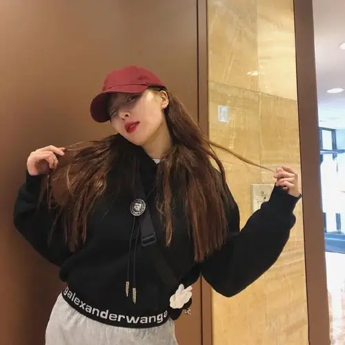 金泫雅的包包太可爱了腰间别朵小白花充满了swag