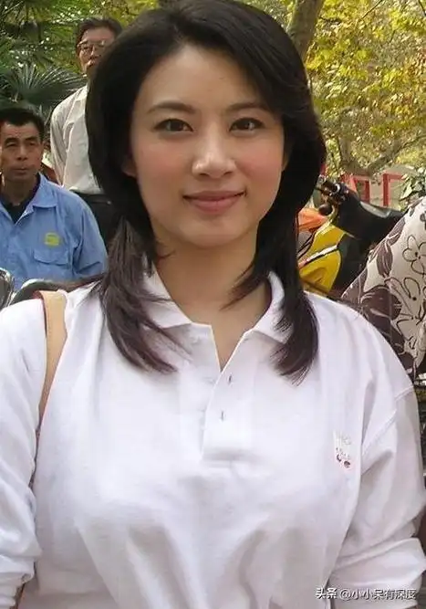 东方卫视主持人秦忆,是优秀的主持人,相当的厉害,婚姻状况成谜|直播