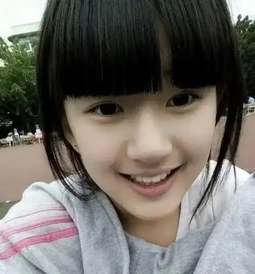 但在中学阶段,女孩们对头发的审美却会达成惊人的一致.