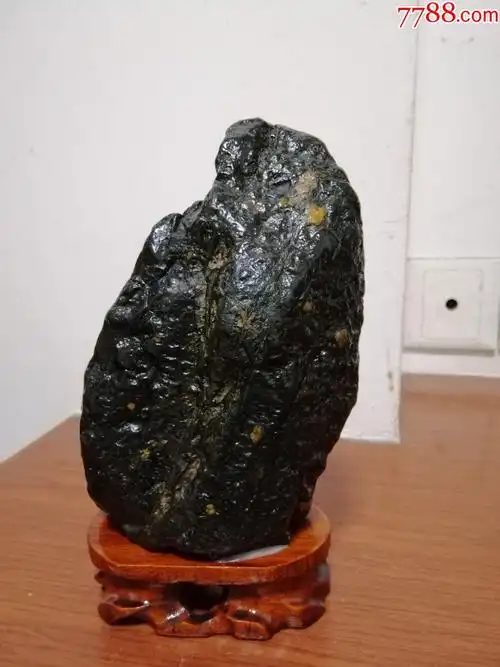 重约2.4斤黑金石原石摆件(a4643)