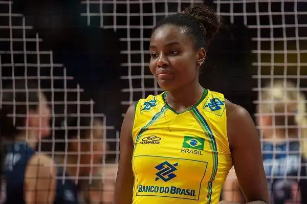 法比亚娜是巴西女排黄金一代的代表性人物,身高达到193cm,臂展极长