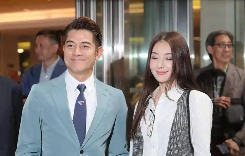 郭富城携娇妻亮相赛马场,差21岁像年轻情侣,方媛穿裤装身材超棒_时尚