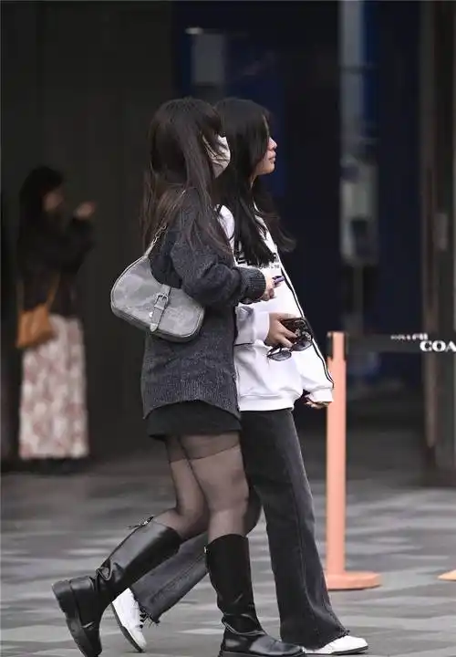 秋季的搭配很简单,黑色丝袜搭配长靴,简单时尚的风格_款式_靴子_女士