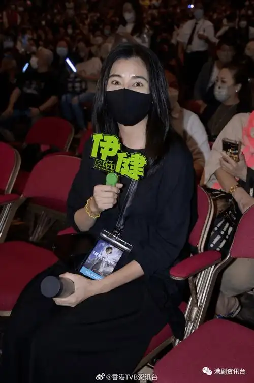 蒙嘉慧与老公郑伊健日本超市大扫货!