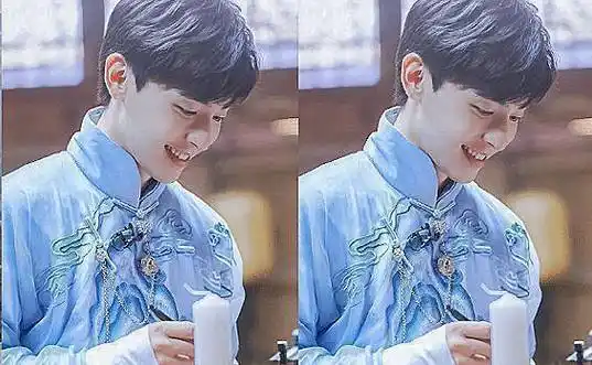 在剧中李沁饰演的应该是一个护士,她跟邓伦两个站在一起还是很有cp感