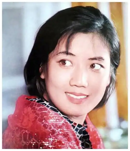 22岁出道,27岁得"双料影后"的李秀明,后与丈夫卖薯片成为富翁