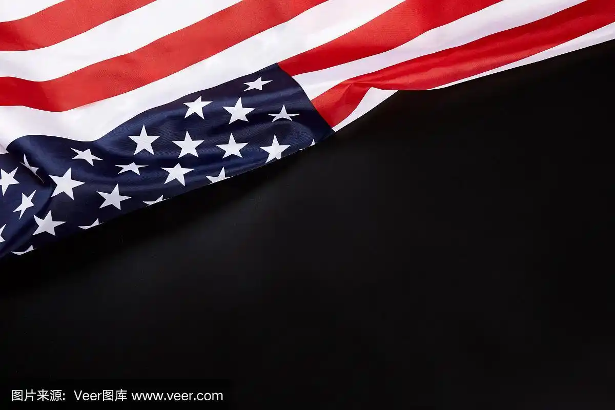 美国国旗在黑色背景与复制空间.