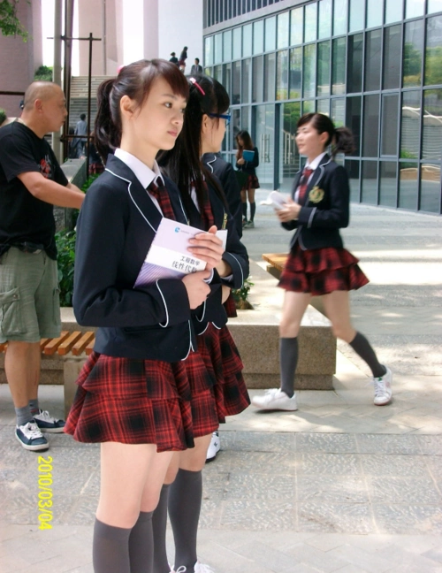 郑爽《一起又看流星雨》工作照,与张翰走戏,休息时打了一个哈欠