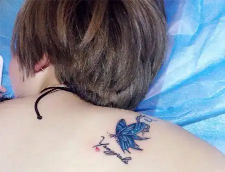 美女背部蝴蝶纹身