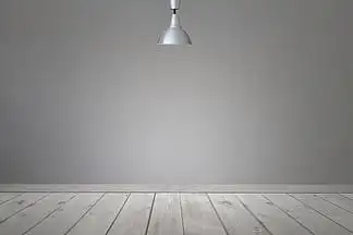 房间里的天花板 i>灯 /i>和灰色水泥 i>墙 /i> i>背 /i> i>景 /i>的 i