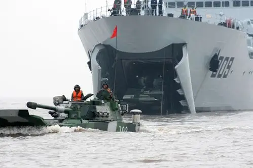 > 正文  谭依娜 彭建良 本报记者 赛宗宝   东海舰队某保障基地作为