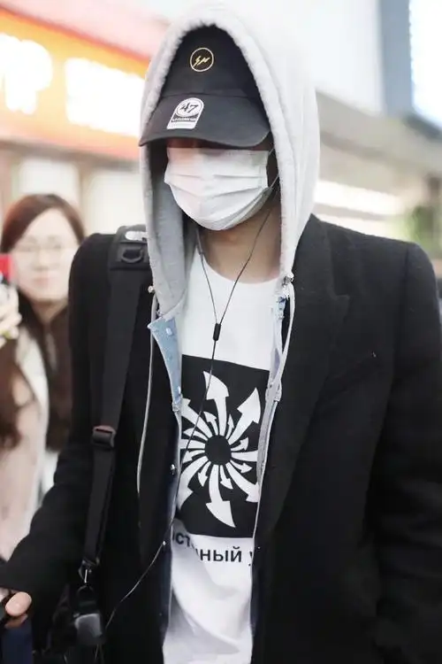 王一博穿黑色外套口罩遮面现身 获迷妹围拍快步疾走星范十足