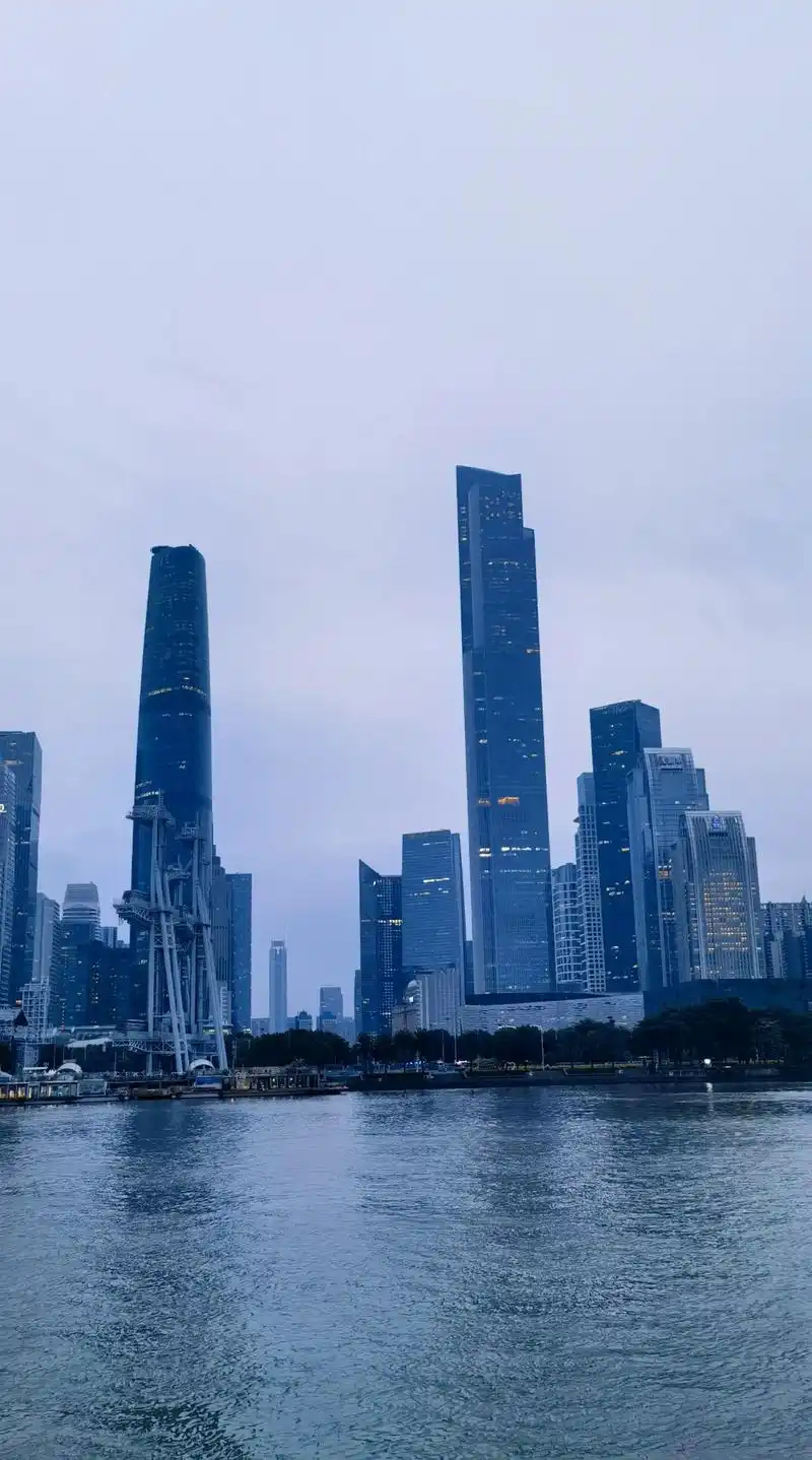 烟雨朦胧,迎面扑香,浪漫大气的羊城广州!#小蛮腰 #街景随拍 - 抖音