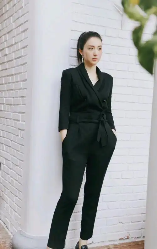 董璇穿衣很时尚一身黑的穿搭look照样魅力四射高级又精致