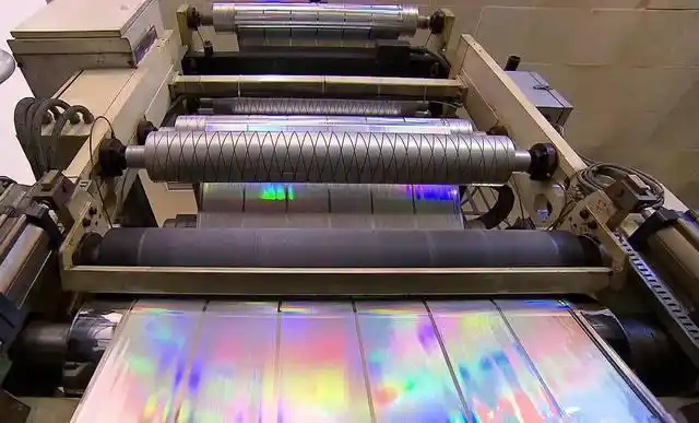 印制过程中上色的过程很漂亮,说是色彩斑斓也不为过,确实是五颜六色