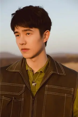 刘昊然非洲新照曝光 致力公益保护野生动物