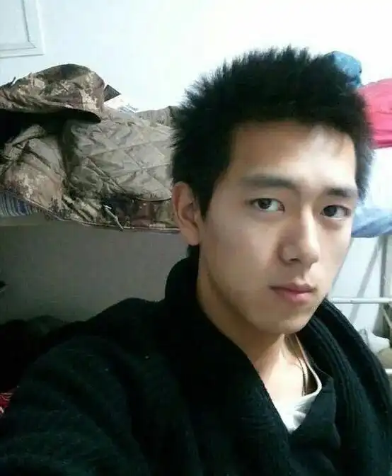 李现大学时期照片真的土帅代表哈哈哈哈哈又土又帅