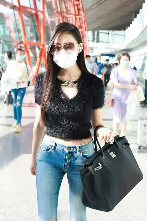 张天爱的时尚好难懂又穿皮草短袖又秀胯一般人学不来