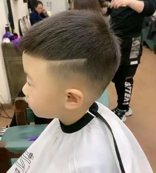 小男孩短发推荐,最帅气的小男孩发型来了一共有三种雕刻发型小寸头和