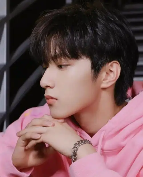 刘耀文户外四连拍#太喜欢了 两眼放光的那种喜欢 耀耀pinkpink(冀将