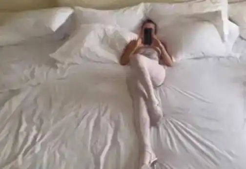 侃爷床震30万元大床比安娜小鸟依人c罗同款亮相