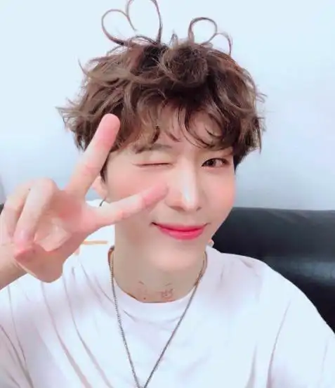 范丞丞晒搞怪心形头发 卖萌耍酷自由转换魅力十足