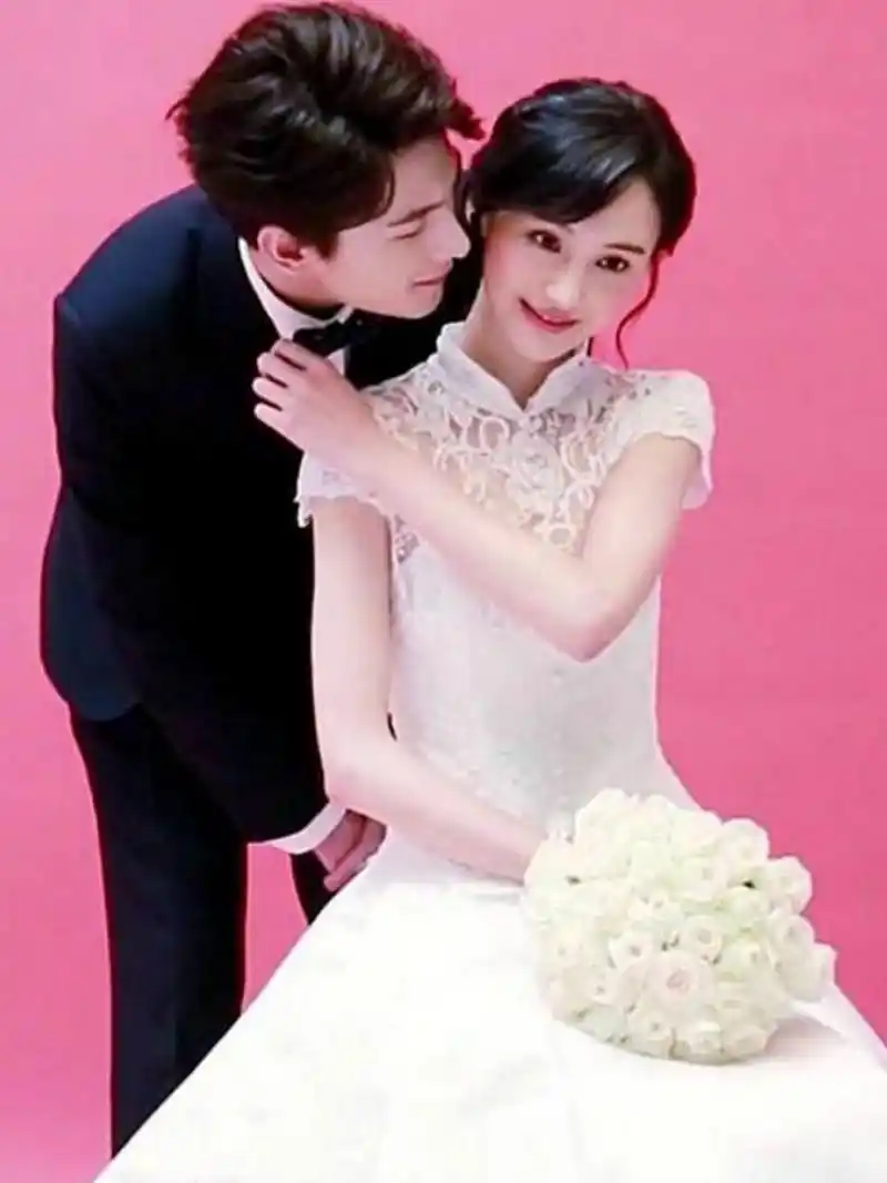 杨洋与其他女星合影时,都是一脸正经,然而与郑爽合影时,画风突变,俩人