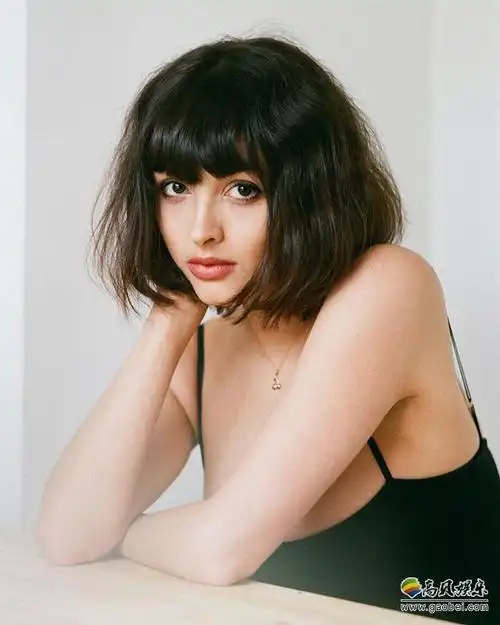 西班牙挪威混血90后女模高冷御姐禁欲系美颜性感酥胸短发电眼