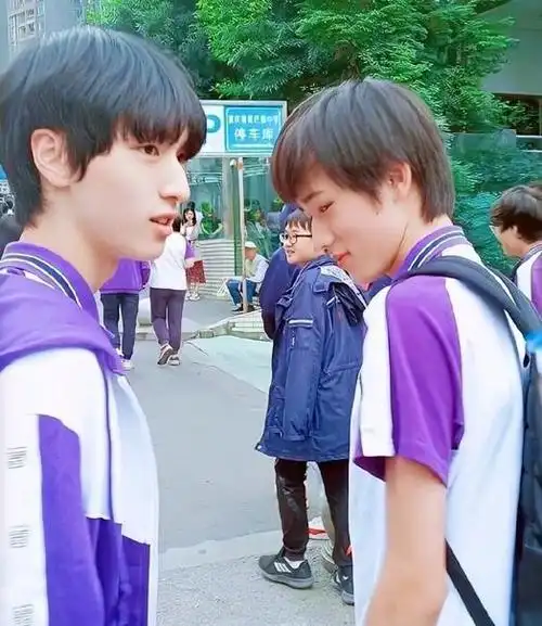 与刘耀文同班是什么体验?帮女同学解围付钱,提起他会一脸骄傲