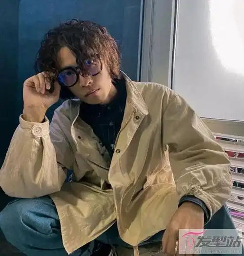 2021男生烫头推荐 最帅的烫发打造男神风_发型站_最新流行发型设计