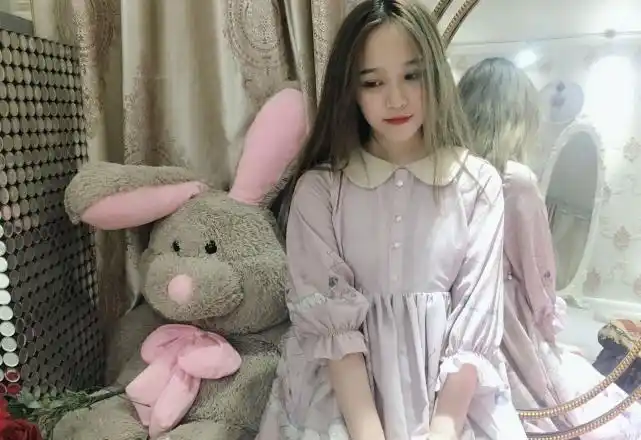 rng战队女神妖风小姐姐,微博五十万粉丝,看完这些照片明白了