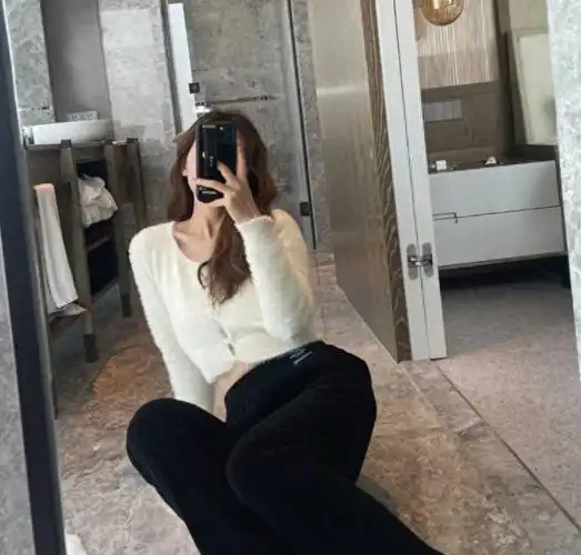 女生对着酒店镜子自拍,意味着什么?