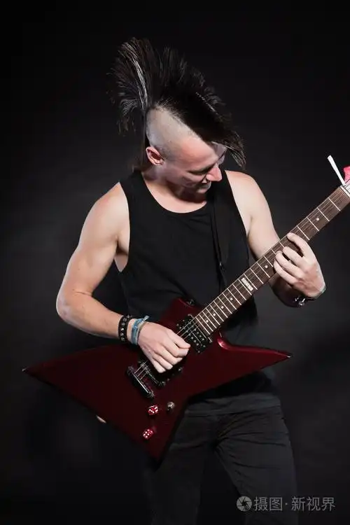 与红色电吉他和莫霍克发型朋克摇滚人.表情丰富的脸.