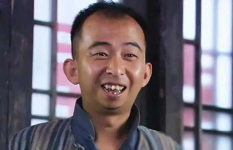 巨兴茂:从群演到亿万富翁的逆袭之路_梦想_机会_丑男