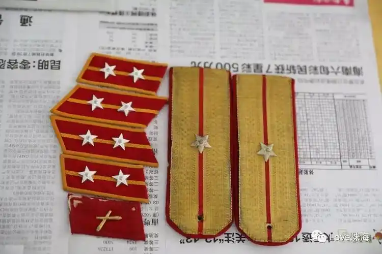 肩章:炮兵连(左下),班长(右),排长(左上)难忘八年军旅,少年百炼成钢在